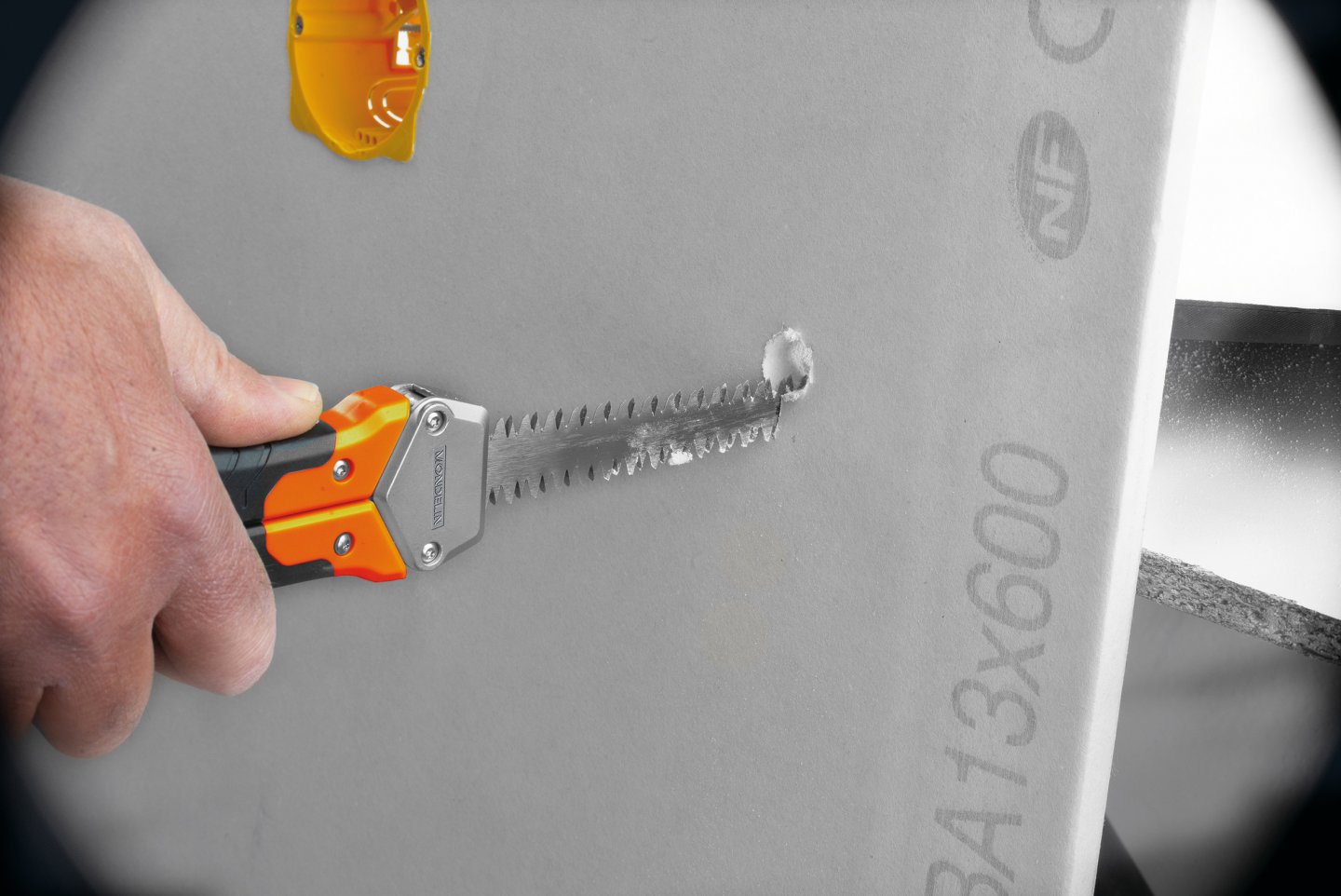 Reciprocating saw with retractable blade 02