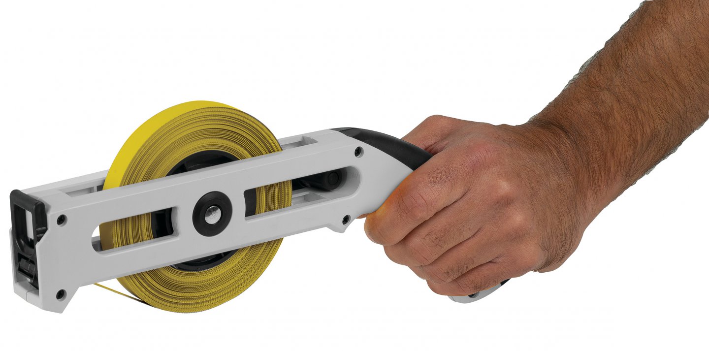 Tape measure with handle and steel ribbon 02